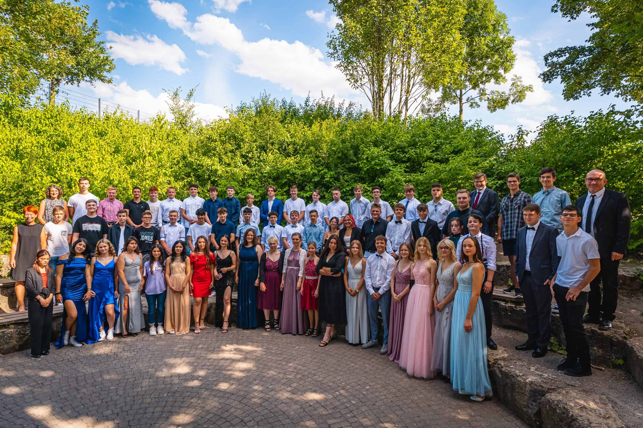 Mehr über den Artikel erfahren 60 Schüler*innen erfolgreich verabschiedet