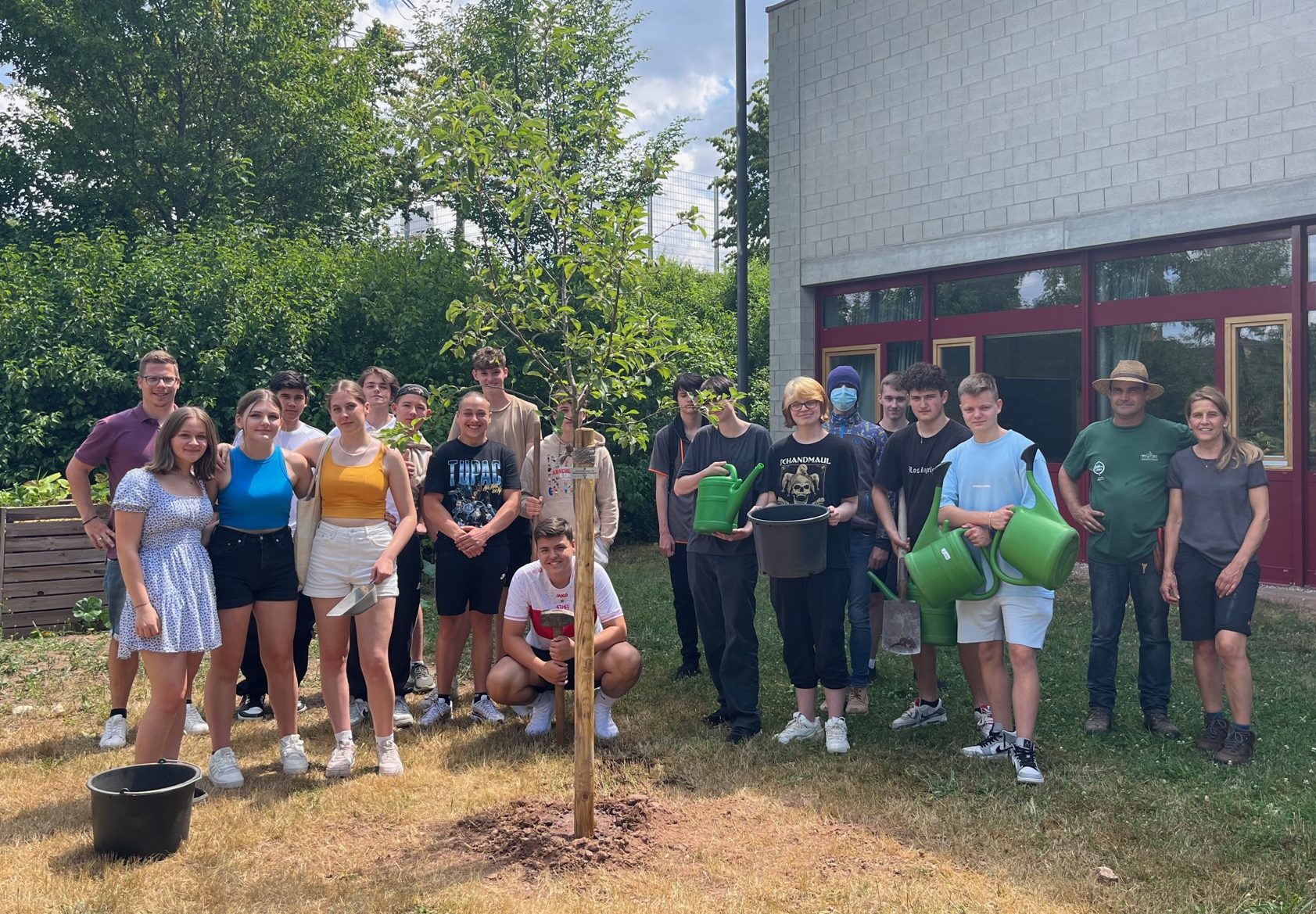 Mehr über den Artikel erfahren Abschlussklasse pflanzt eigenen Baum